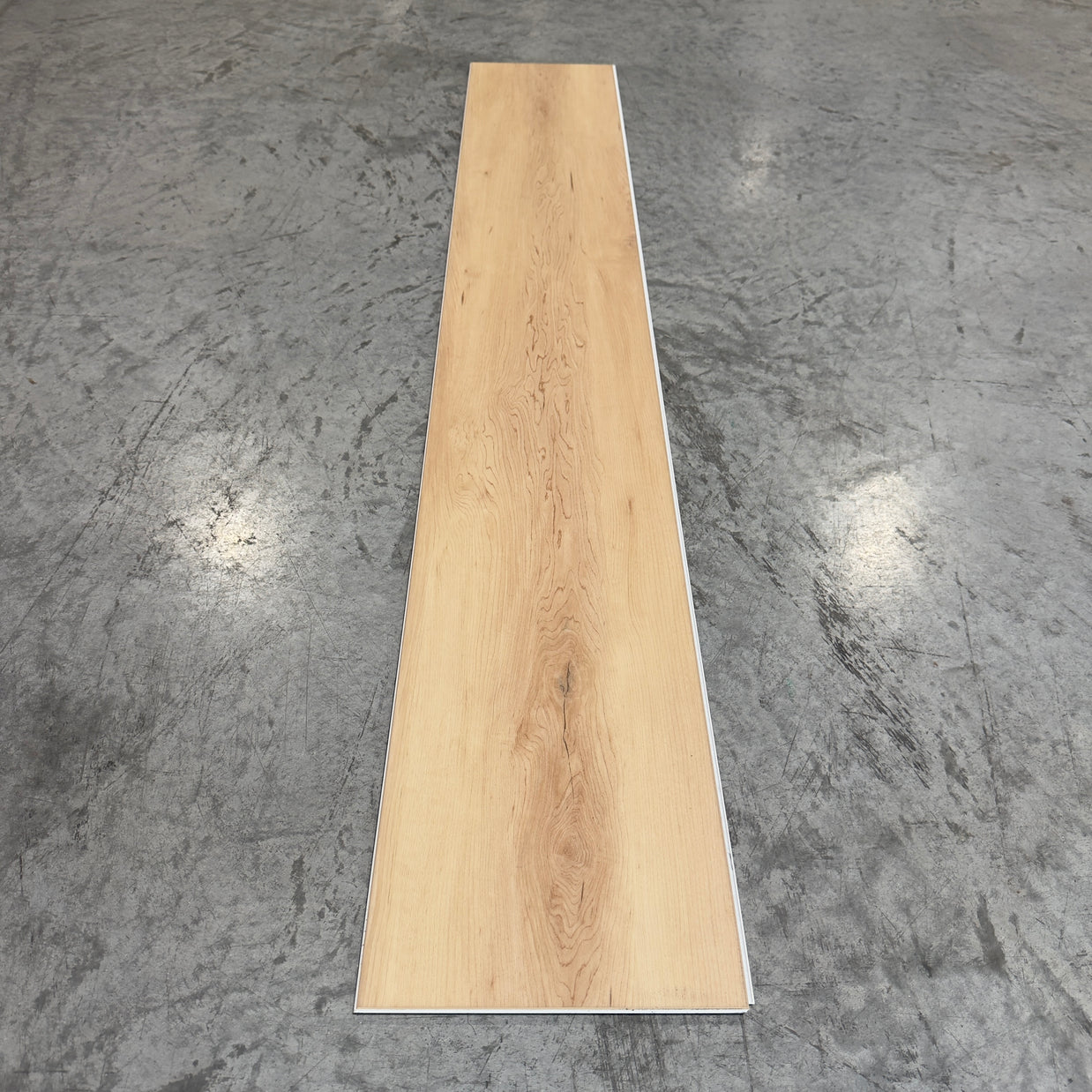 Toucan SPC Flooring 511 - 6MM - Single plank showing light sandy-beige oak grain with flowing cathedral figure and amber knot detail