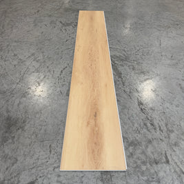 Toucan SPC Flooring 511 - 6MM - Single plank showing light sandy-beige oak grain with flowing cathedral figure and amber knot detail